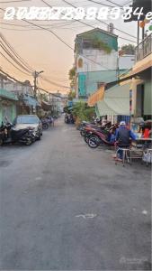 Bán nhà hẻm 3m đường Nguyễn Tất Thành, Quận 4, cách đường chính 10m