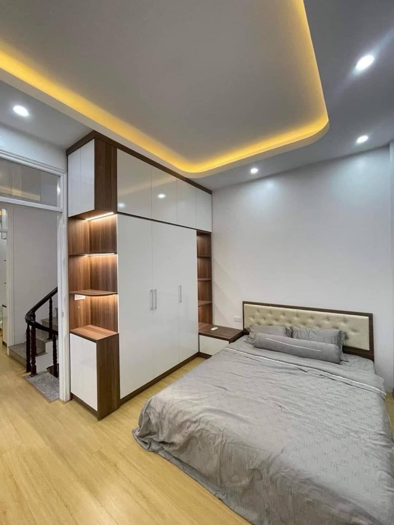 Bán nhà Lê Văn Lương, ô tô đỗ cửa, gần phố, 42m2, 4 tầng, nội thất đẹp, giá 12,2 tỷ