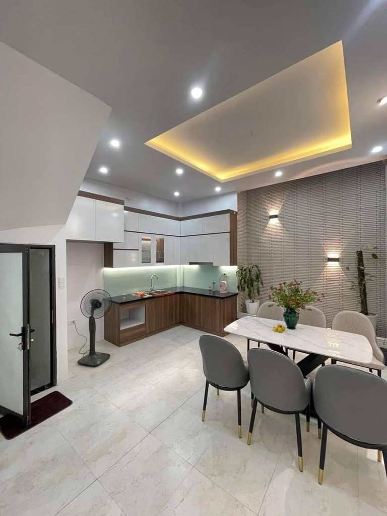 Bán nhà Lê Văn Lương, ô tô đỗ cửa, gần phố, 42m2, 4 tầng, nội thất đẹp, giá 12,2 tỷ