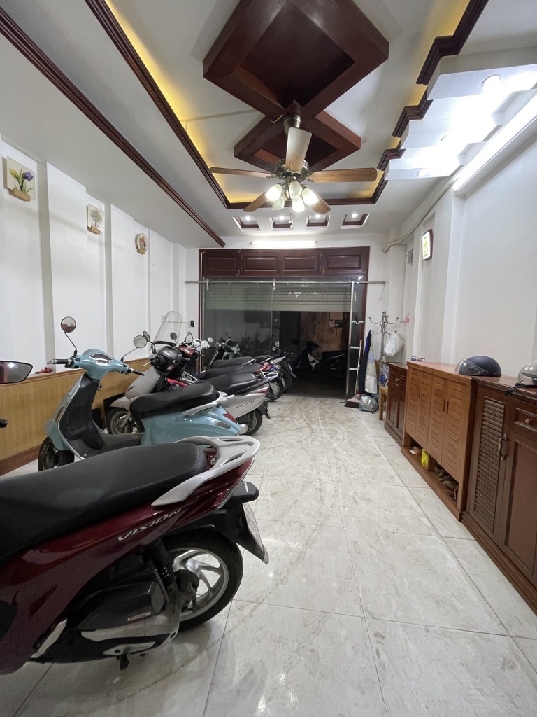 Bán nhà Lê Văn Lương, ô tô 5 chỗ ngủ trong nhà, 2 thoáng, 48m2, hơn 11 tỷ