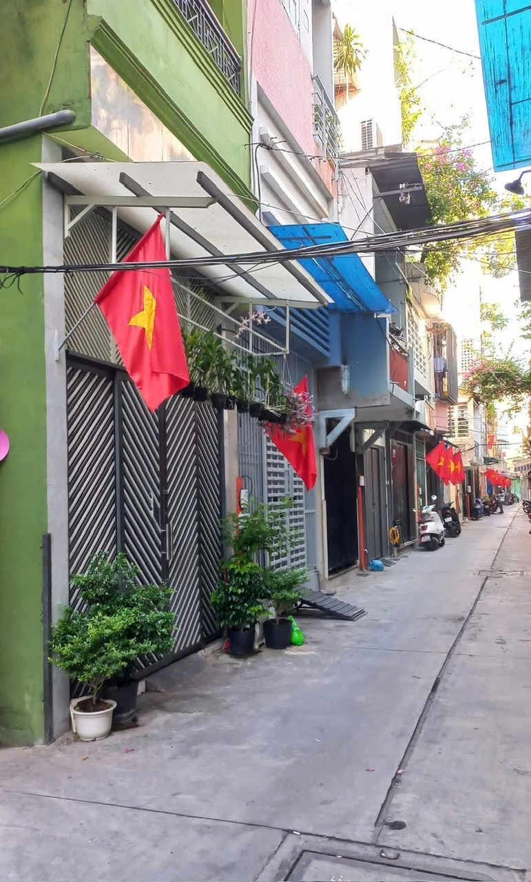 Bán nhà Lê Văn Lương, ô tô 5 chỗ ngủ trong nhà, 2 thoáng, 48m2, hơn 11 tỷ