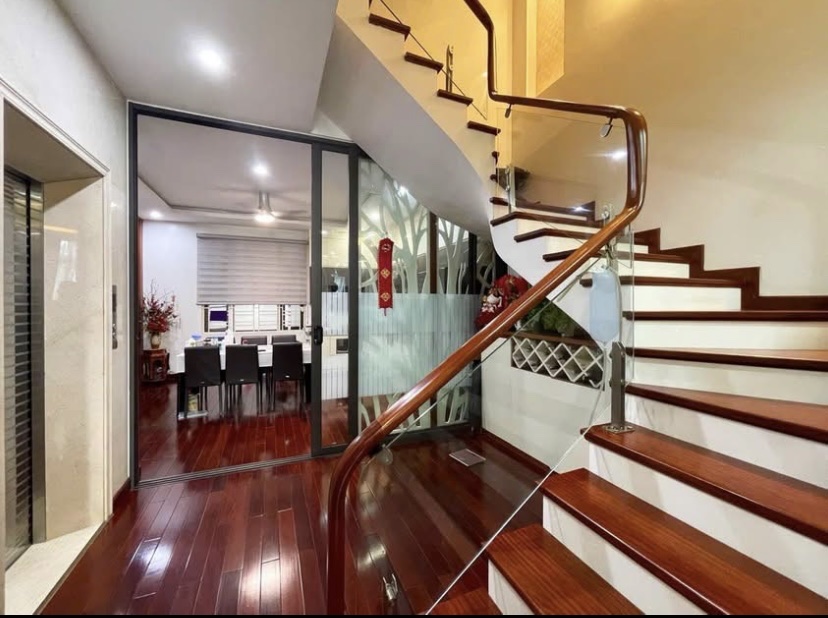 Bán nhà Khuất Duy Tiến, mặt ngõ như phố, vỉa hè rộng, 40m2, hơn 16 tỷ