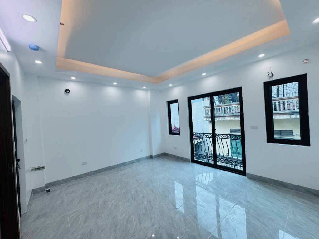 Bác sĩ Viện Nhi bán nhà MẠC THÁI TỔ, ô tô 7 chỗ đỗ cổng, gần phố, 69m2, 5 tầng, hơn 18 tỷ