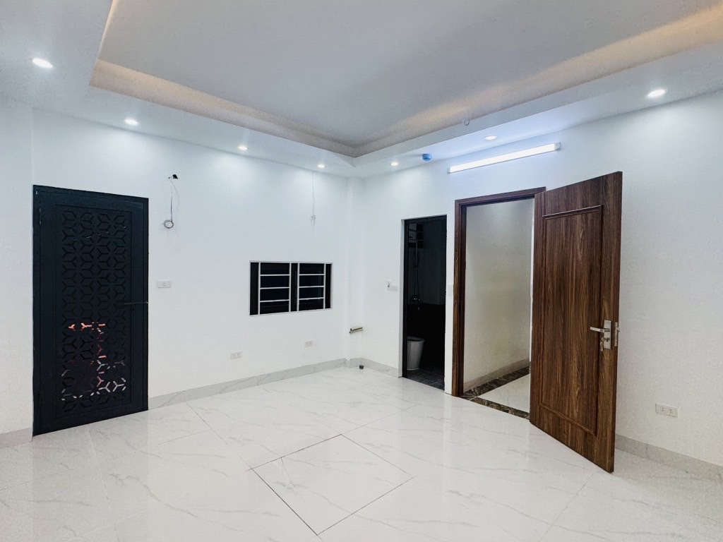 Bác sĩ Viện Nhi bán nhà MẠC THÁI TỔ, ô tô 7 chỗ đỗ cổng, gần phố, 69m2, 5 tầng, hơn 18 tỷ