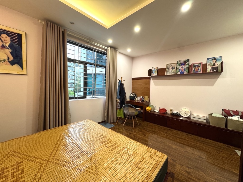 Bán nhà VIEW sân chung cư  phố Ngụy Như Kon Tum, CAMRY đỗ cổng, 60m2, hơn 19 tỷ