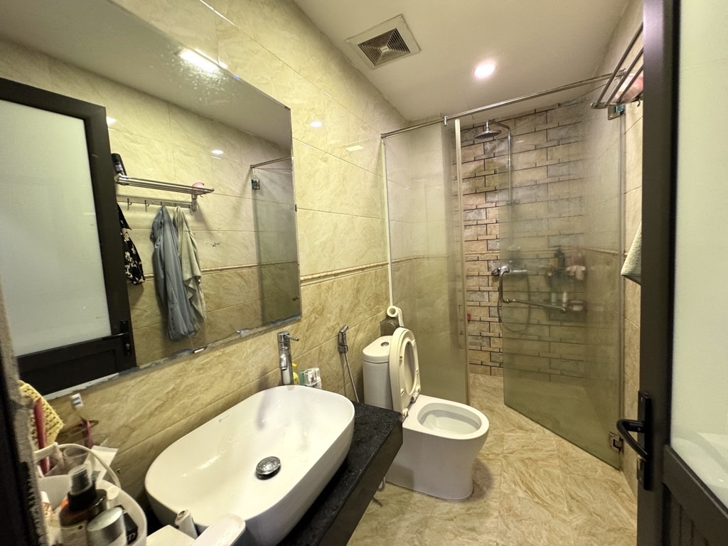 Bán nhà VIEW sân chung cư  phố Ngụy Như Kon Tum, CAMRY đỗ cổng, 60m2, hơn 19 tỷ