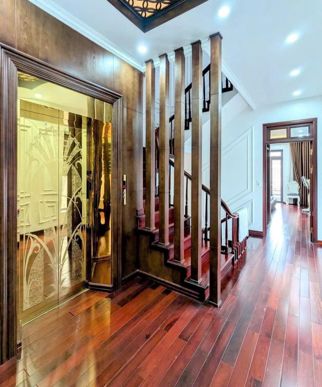 THANG MÁY, Vỉa hè, GARA oto, phố Ngụy Như Kon Tum, 49m2, hơn 19 tỷ