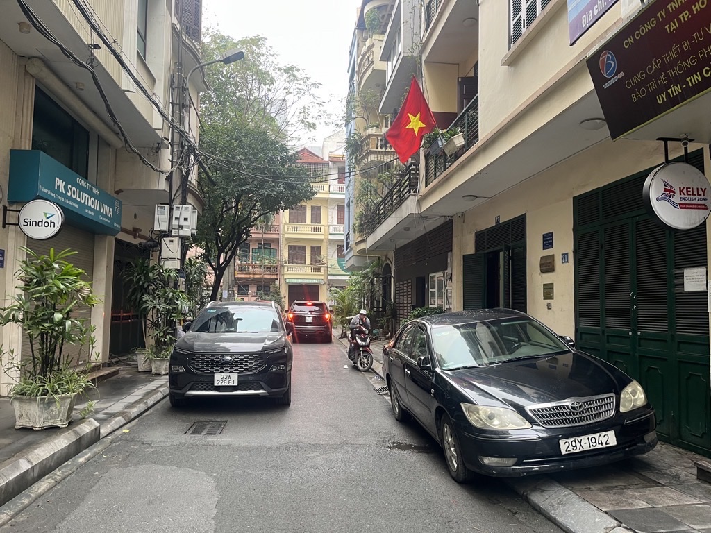 Đầu phố Nguyễn Thị Định, VỈA HÈ, TRƯỚC NHÀ OTO TẢI TRÁNH NHAU, mặt tiền kinh doanh, hơn 18 tỷ