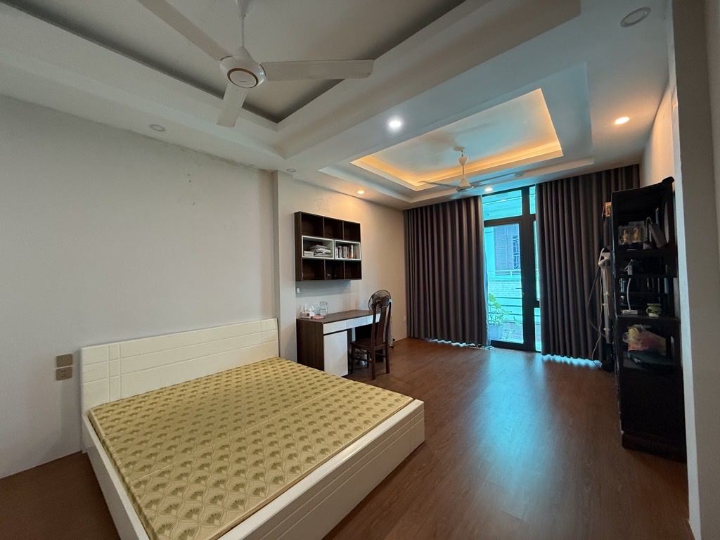 Bán nhà Vũ Trọng Phụng, lô góc 3 mặt thoáng, gần phố, view sân chung cư,  51m2, hơn 19 tỷ