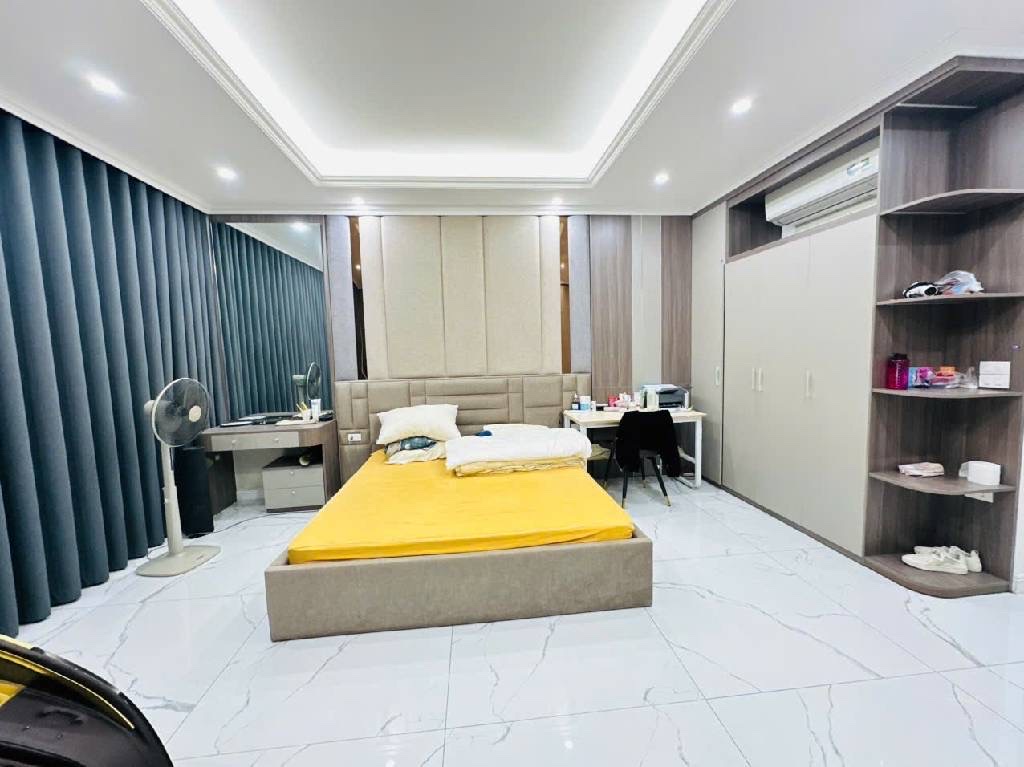 Vị trí vàng, nhà đẹp, ô tô xếp vài hàng trước cửa, sát phố Khuất Duy Tiến, hơn 19 tỷ