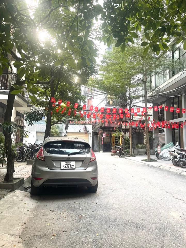 Cần bán nhà Nguyễn Tuân, đường trước nhà rộng hơn 10m, có vỉa hè 2 bên, thang máy, 60m2