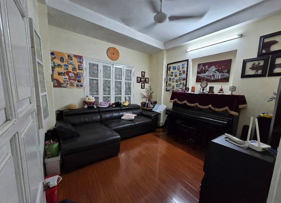 Cần bán nhà Nguyễn Tuân, đường trước nhà rộng hơn 10m, có vỉa hè 2 bên, thang máy, 60m2