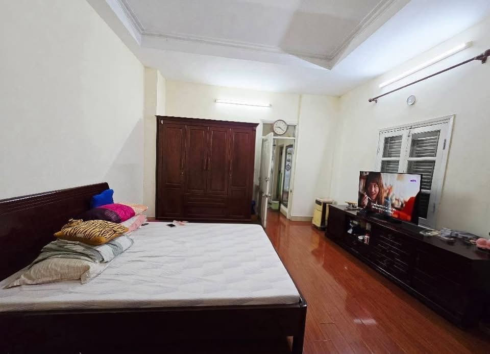 Cần bán nhà Nguyễn Tuân, đường trước nhà rộng hơn 10m, có vỉa hè 2 bên, thang máy, 60m2