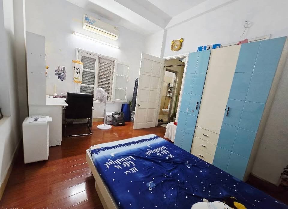 Cần bán nhà Nguyễn Tuân, đường trước nhà rộng hơn 10m, có vỉa hè 2 bên, thang máy, 60m2