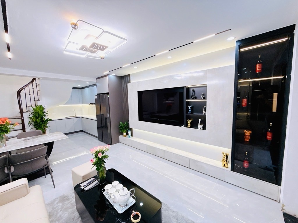 Bán nhà mới xây, lô góc, mặt tiền rộng, view sân chung cư, gần sát phố Đỗ Quang, 46m2, hơn 14 tỷ