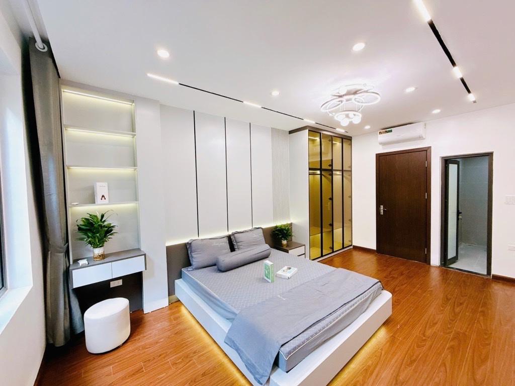 Bán nhà mới xây, lô góc, mặt tiền rộng, view sân chung cư, gần sát phố Đỗ Quang, 46m2, hơn 14 tỷ