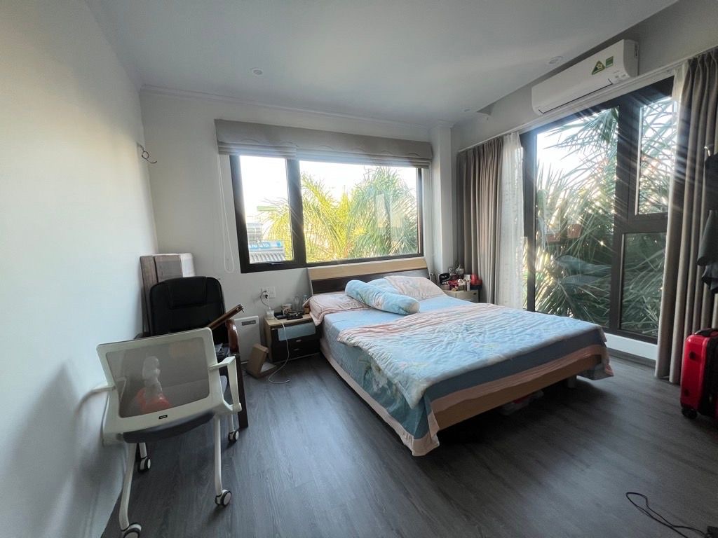 Bán nhà mới xây, lô góc, mặt tiền rộng, view sân chung cư, gần sát phố Đỗ Quang, 46m2, hơn 14 tỷ