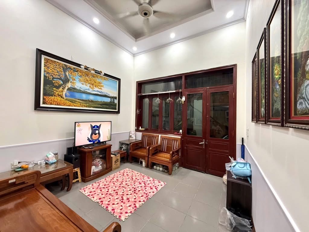 Bán nhà Trung Kính lớn, gần phố, ô tô đỗ cổng, ngõ ô tô tránh, nhà đẹp, 60m2, hơn 15 tỷ