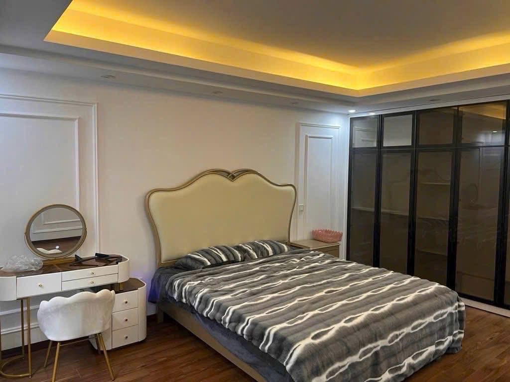 Nhà đẹp, phố VIP Ngụy Như Kon Tum, thang máy, gara ô tô, vài bước ra phố, hơn 19 tỷ