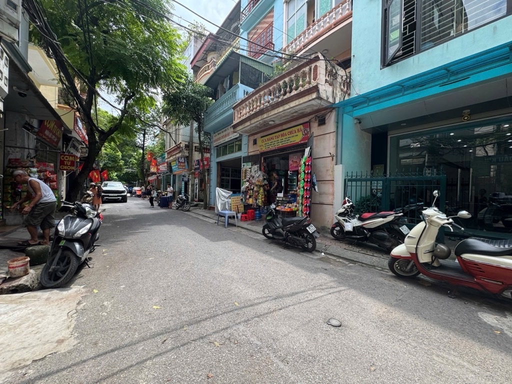 Bán nhà Hoàng Ngân, ngõ thông nông gần phố, nhà mới, view sân chung cư, 48m2, hơn 14 tỷ