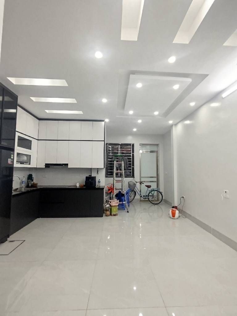 Bán nhà Hoàng Ngân, ngõ thông nông gần phố, nhà mới, view sân chung cư, 48m2, hơn 14 tỷ