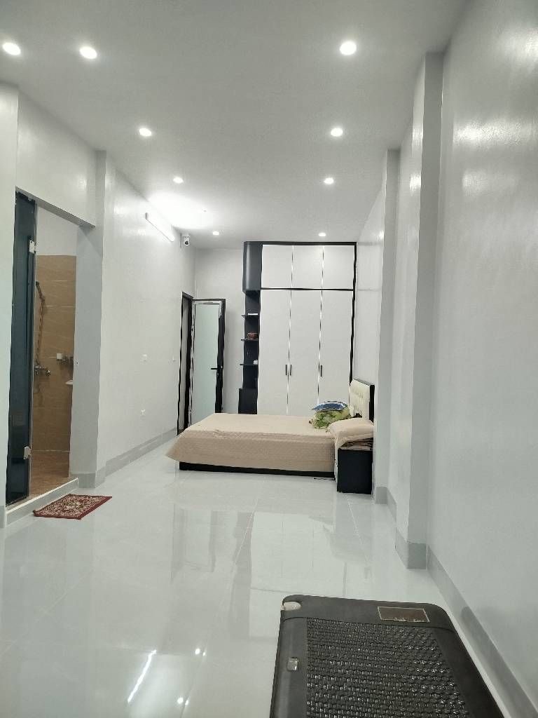 Bán nhà Hoàng Ngân, ngõ thông nông gần phố, nhà mới, view sân chung cư, 48m2, hơn 14 tỷ