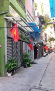 Bán nhà Lê Văn Lương, ô tô 5 chỗ ngủ trong nhà, 2 thoáng, 48m2, hơn 11 tỷ