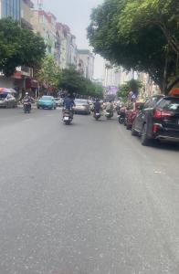 Bán nhà VIEW sân chung cư phố Ngụy Như Kon Tum, CAMRY đỗ cổng, 60m2, hơn 19 tỷ