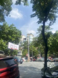 THANG MÁY, Vỉa hè, GARA oto, phố Ngụy Như Kon Tum, 49m2, hơn 19 tỷ