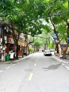 Bán nhà mới xây, lô góc, mặt tiền rộng, view sân chung cư, gần sát phố Đỗ Quang, 46m2, hơn 14 tỷ