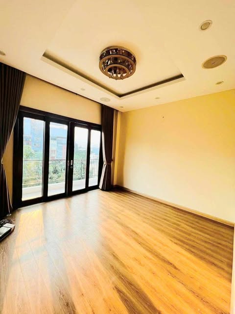 GIẢM SỐC NHÀ ĐẸP PHỐ YÊN HOA PHỐ VIP TÂY HỒ KD THANG MÁY VEW HỒ 50M X 6 TẦNG MT 4M 24 TỶ