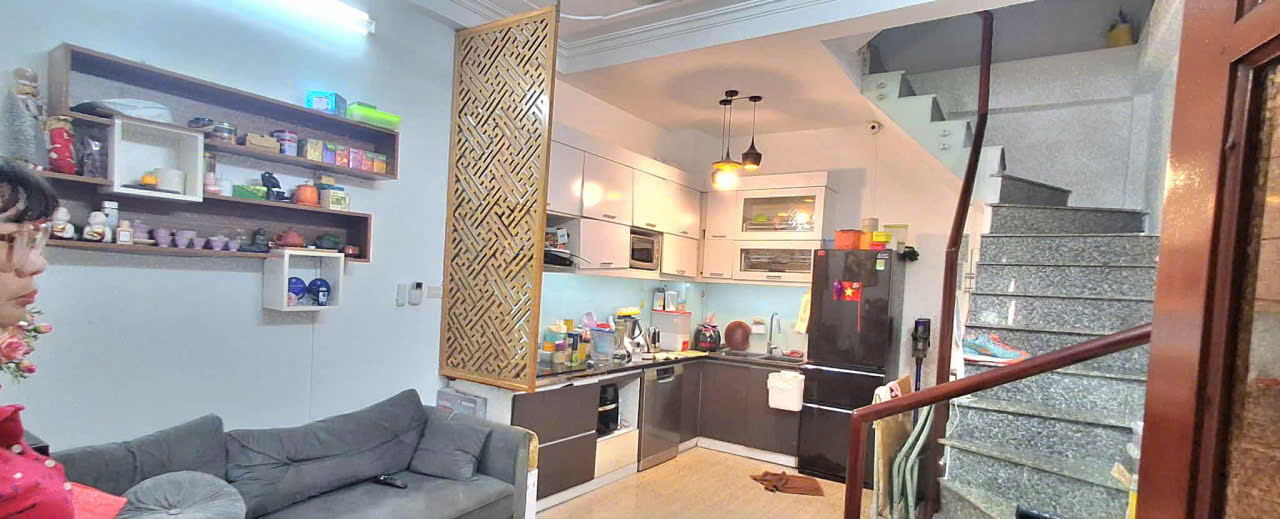 BÁN GẤP NHÀ HOÀN KIẾM GIÁP RANH BA ĐÌNH HAI BÀ TRƯNG DÂN XÂY FULL NỘI THẤT 4 TỶ 1