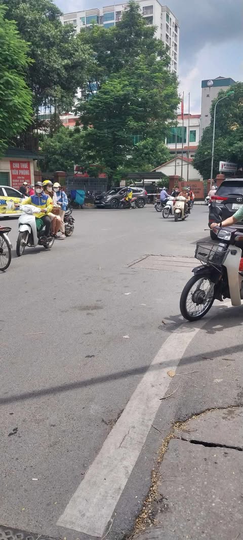 CHÍNH CHỦ CẦN BÁN GẤP NHÀ ĐỘI CẤN TT BA ĐÌNH 2 MẶT NGÕ Ô TÔ TRÁNH KD 75M X 5 TẦNG 20,2 TỶ