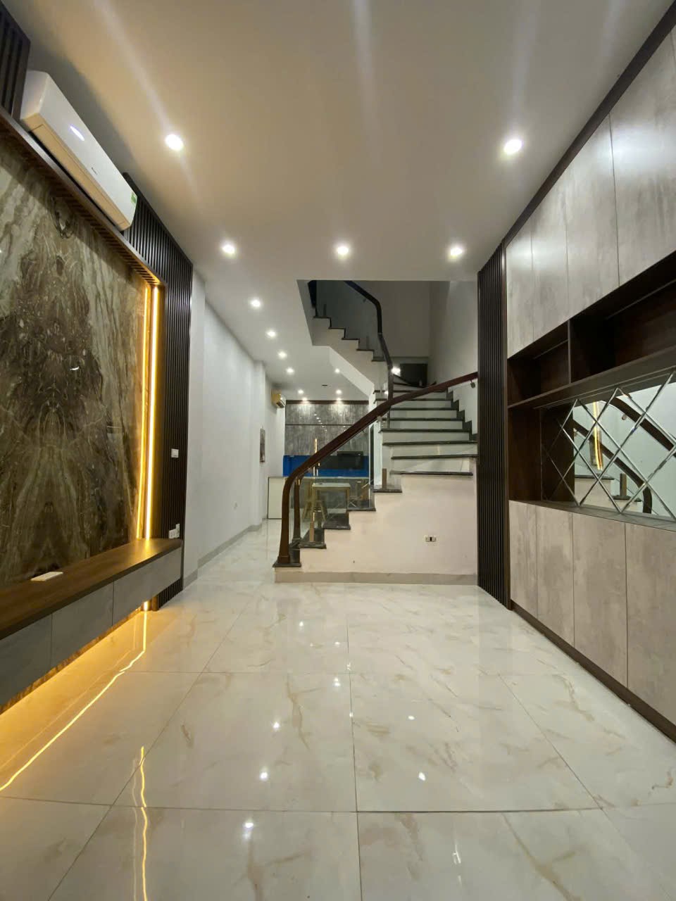 BÁN GẤP NHÀ ĐẸP ÂU CƠ TT TÂY HỒ FULL NỘI THẤT 43M X 4 TẦNG MT 4M 11 TỶ