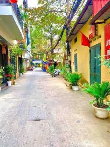 BÁN GẤP NHÀ ĐỘI CẤN TT BA ĐÌNH GIÂP DANH TÂY HỒ, CẦU GIẤY Ô TÔ KD THANG MÁY FULL NỘI THẤT 50M X 6 TẦNG MT 5,5M 15 TỶ