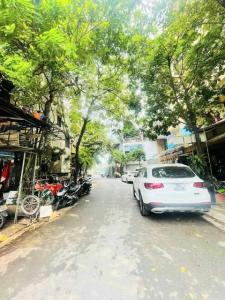 SIÊU HIẾM NHÀ ĐỘI CẤN VIEW HỒ ĐẦM TRÒN Ô TÔ ĐỖ CỬA  PHÂN LÔ KD VỈA HÈ 10,5 TỶ 