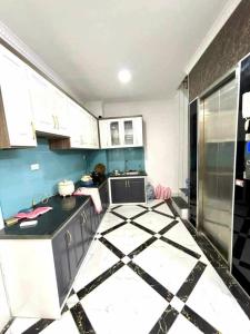 NHÀ ĐỘI CẤN TT BA ĐÌNH MỚI KOONG THANG MÁY 33M X 6 TẦNG MT 5M 8,6 TỶ