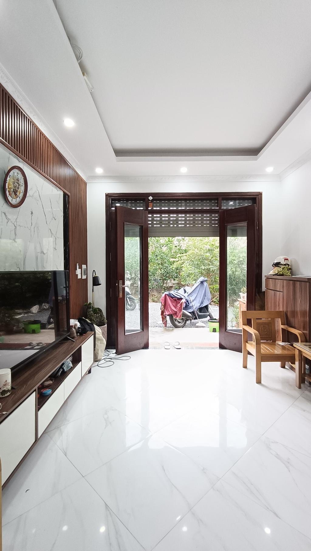 NHÀ ĐẸP CỰ KHỐI 5TẦNG - VIEW HỒ ĐẦM TRANH - Ô TÔ ĐỖ CỔNG - GẦN TRƯỜNG, CHỢ - THOÁNG MÁT