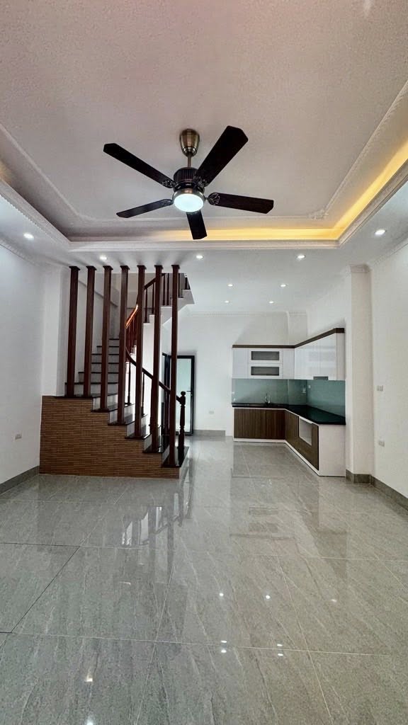 Nhà mới VIỆT HƯNG - LONG BIÊN 40m 5tầng Nội thất cơ bản - gần oto tránh - nhỉnh 6tỷ
