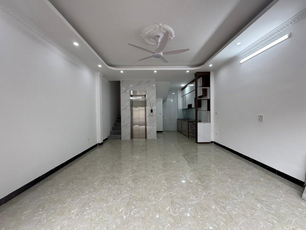 Bán nhà Cự Khối 52m 5tầng Thang Máy - Gara oto - Ngõ thông - Giá 7,65tỷ