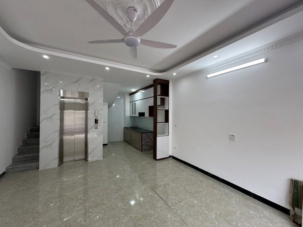 Bán nhà Cự Khối 52m 5tầng Thang Máy - Gara oto - Ngõ thông - Giá 7,65tỷ