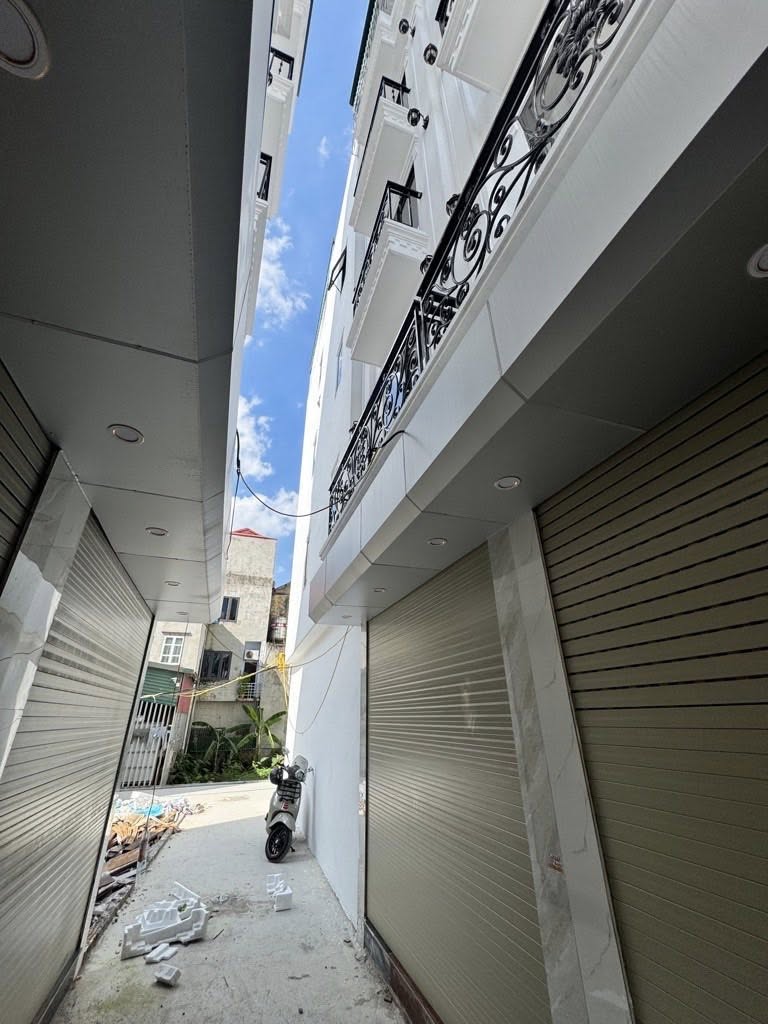 NHÀ ĐẸP CỰ KHỐI - LONG BIÊN 5tầng - TẶNG NỘI THẤT - Ở LUÔN - Nhỉnh 5tỷ