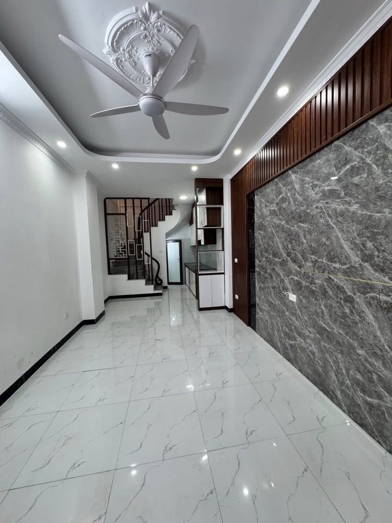 NHÀ ĐẸP CỰ KHỐI - LONG BIÊN 5tầng - TẶNG NỘI THẤT - Ở LUÔN - Nhỉnh 5tỷ