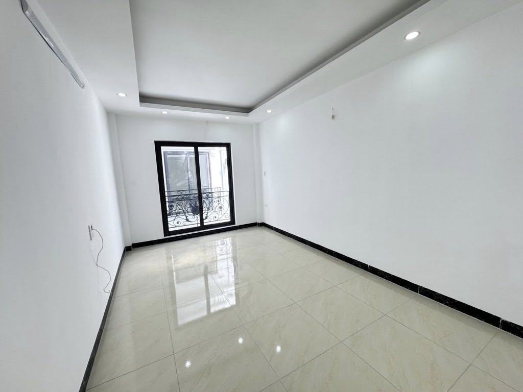 NHÀ ĐẸP CỰ KHỐI - LONG BIÊN 5tầng - TẶNG NỘI THẤT - Ở LUÔN - Nhỉnh 5tỷ