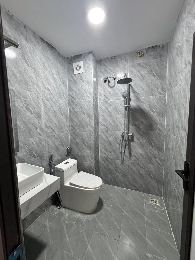 NHÀ ĐẸP CỰ KHỐI - LONG BIÊN 5tầng - TẶNG NỘI THẤT - Ở LUÔN - Nhỉnh 5tỷ