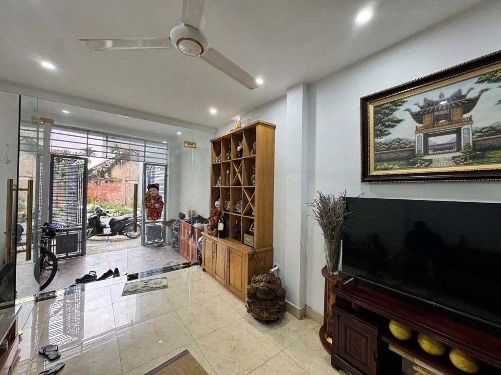 NHÀ ĐẸP ĐÔNG DƯ 48m 3tầng - ĐỦ CÔNG NĂNG -Ô TÔ ĐỖ CỔNG - 6,75tỷ