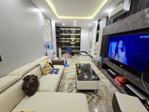 BÁN NHÀ GIANG BIÊN - 6tầng - Gần Ô TÔ THÔNG - NỘI THẤT ĐẸP