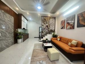 Bán nhà Thạch Bàn 5tầng Lô Góc - Nội Thất đẹp - OTo đỗ gần