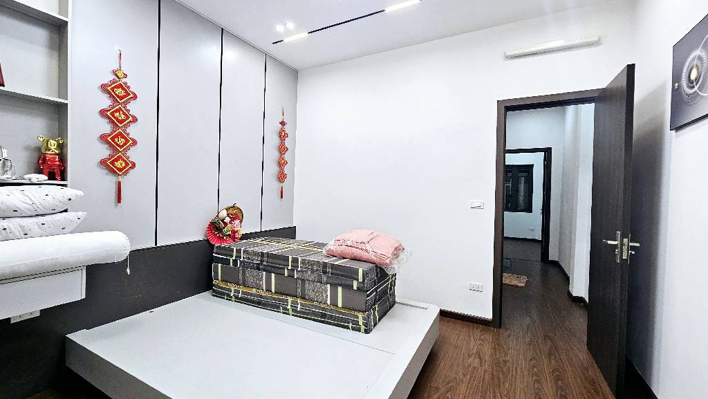 Nhà đẹp Xuân Thủy phân lô ô tô , kd 42m 4 tầng MT 3,8m giá 10,6 tỷ