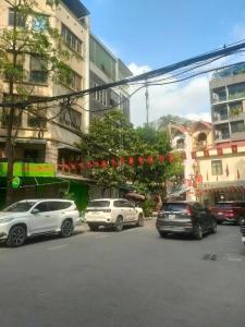 Nhà đẹp Trung Kính Phân Lô ô tô tránh , KD 52,8m x 5T , MT 3,7m , GIá 19,6 tỷ